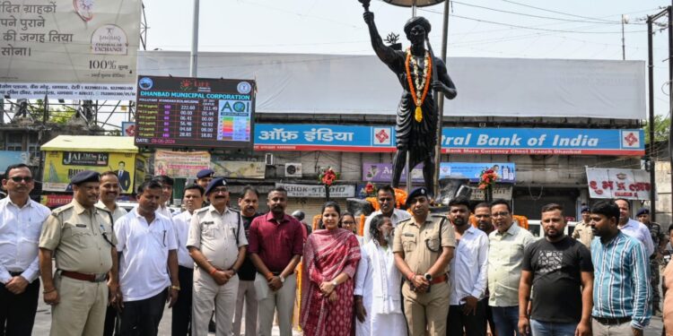 भगवान बिरसा मुंडा की 124वीं पुण्यतिथि पर उपायुक्त, एसएसपी ने दी श्रद्धांजलि