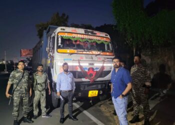 खनन टास्क फोर्स ने रात में चलाया औचक जांच अभियान,सुदामडी और मेमको मोड़ से अवैध बालू लड़ा वाहन जब्त