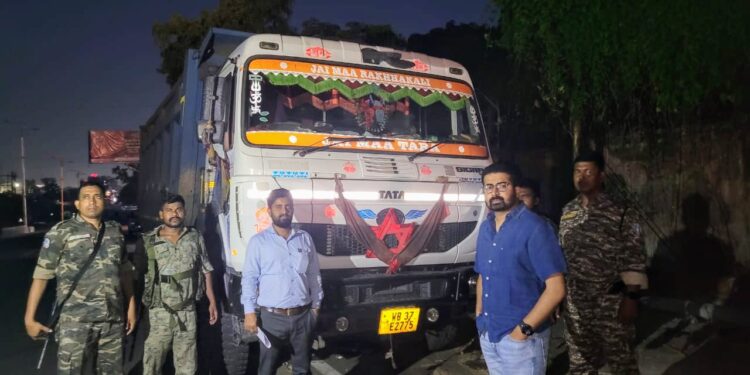खनन टास्क फोर्स ने रात में चलाया औचक जांच अभियान,सुदामडी और मेमको मोड़ से अवैध बालू लड़ा वाहन जब्त