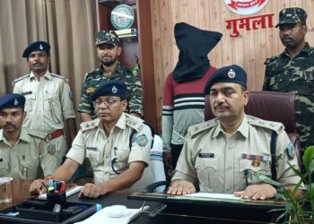 गुमला पुलिस ने 10 लाख के इनामी नक्सली को किया गिरफ्तार