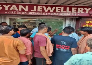 फुसरो में अपराधियों ने ज्वेलरी दुकान पर की फायरिंग, गोलीबारी कर फरार हुए अपराधी, कोई हताहत नहीं