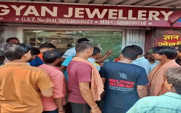 फुसरो में अपराधियों ने ज्वेलरी दुकान पर की फायरिंग, गोलीबारी कर फरार हुए अपराधी, कोई हताहत नहीं