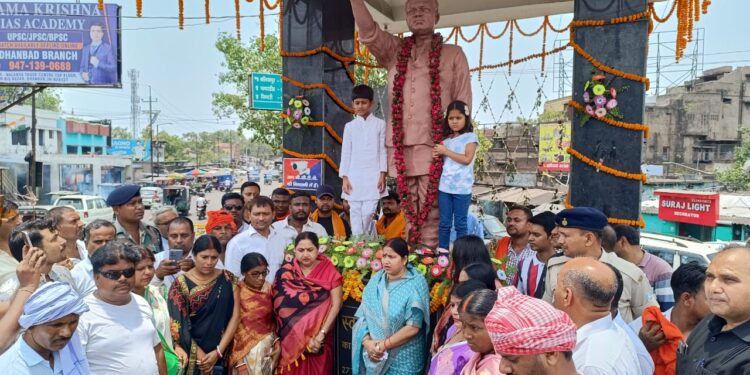 झरिया कतरास मोड़ में स्व. सूर्यदेव सिंह की 33वीं पुण्यतिथि पर सैकड़ो लोगो ने दी श्रद्धांजलि