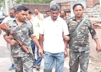 ACB ने बालूमाथ के पंचायत सेवक को पांच हजार रूपये घुस लेते रंगे हाथ किया गिरफ्तार