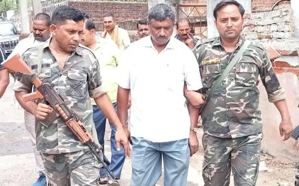 ACB ने बालूमाथ के पंचायत सेवक को पांच हजार रूपये घुस लेते रंगे हाथ किया गिरफ्तार