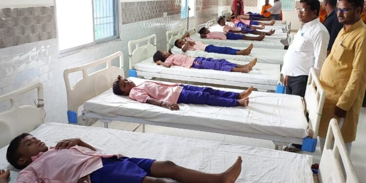 लातेहार के एक स्कूल में दूषित पानी पीने से 20 बच्चे बीमार, सभी बच्चों अस्पताल में कराया गया भर्ती