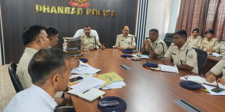 धनबाद एसएसपी ने सभी पुलिस पदाधिकारियों के साथ की समीक्षा बैठक, क्राइम कंट्रोल का दिया निर्देश