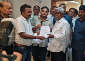 धनबाद कृषि बाजार समिति के व्यापारी मिले मुख्यमंत्री से, सौपा ज्ञापन