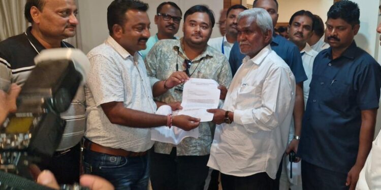 धनबाद कृषि बाजार समिति के व्यापारी मिले मुख्यमंत्री से, सौपा ज्ञापन