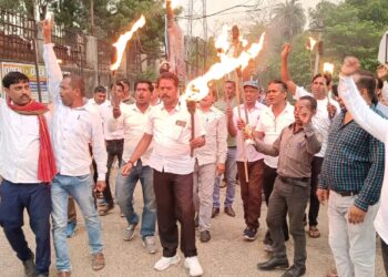 वेतनमान की मांग को लेकर सहायक अध्यापकों ने निकाला मसाल जुलूस