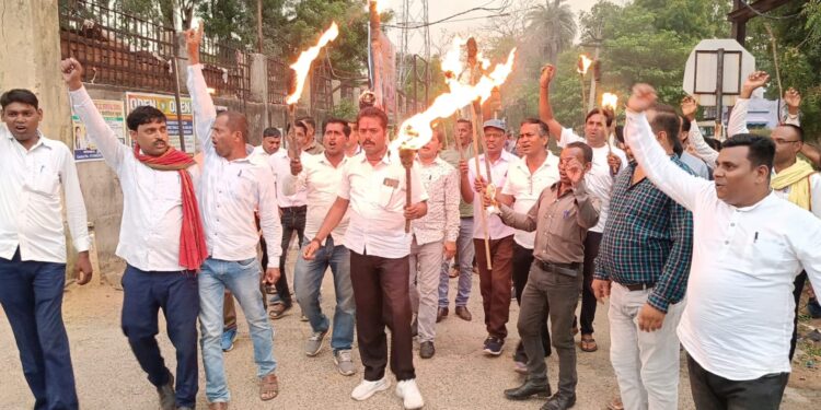 वेतनमान की मांग को लेकर सहायक अध्यापकों ने निकाला मसाल जुलूस