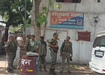 धनबाद के बाघमारा में बिजली समस्या को लेकर हिंसक झड़प, गुड्डू शेख की अगुवाई में सैकड़ों लोगो ने थाना पर बोला हमला