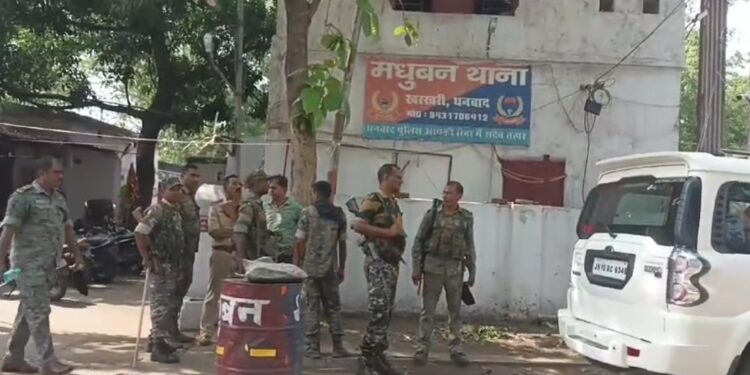 धनबाद के बाघमारा में बिजली समस्या को लेकर हिंसक झड़प, गुड्डू शेख की अगुवाई में सैकड़ों लोगो ने थाना पर बोला हमला