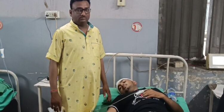पुराने विवाद में एक युवक के साथ बुरी तरह से मारपीट करने का आरोप, घायल युवक चल रहा इलाज