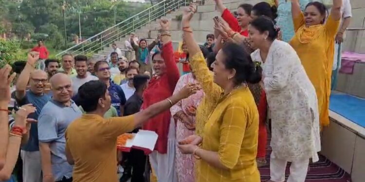 धनबाद लोकसभा से भाजपा की जीत, देश में एक बार फिर से एनडीए को मिली बहुमत पर निवर्तमान मेयर के साथ मॉर्निंग वॉकरो ने मिठाई बांटकर मनाई खुशी