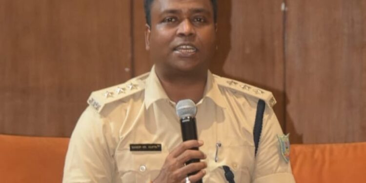 धनबाद पुलिस पदाधिकारियों को नए कानूनों की दी गई जानकारी
