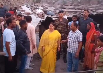 रागिनी सिंह पहुंची अग्नि प्रभावित बस्ताकोला सात नंबर बस्ती, BCCL प्रबंधन को जल्द पुनर्वास की दी चेतावनी