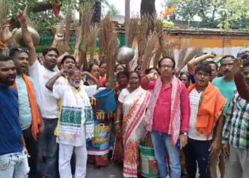 धनबाद नगर निगम वार्ड 25 के लोगो ने पानी की समस्या को लेकर निगम कार्यालय में जमकर किया प्रदर्शन