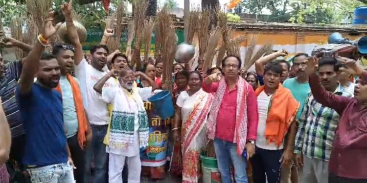 धनबाद नगर निगम वार्ड 25 के लोगो ने पानी की समस्या को लेकर निगम कार्यालय में जमकर किया प्रदर्शन
