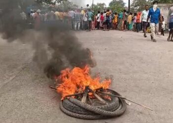 घनुडीह में देवप्रभा आउट सोर्सिंग कंपनी के गुर्गों ने मचाया तांडव, कई राउंड की फायरिंग, एक को गोली लगने की खबर, कई घायल, हैवी ब्लास्टिंग के दौरान मुहल्ला में गिरी पत्थर