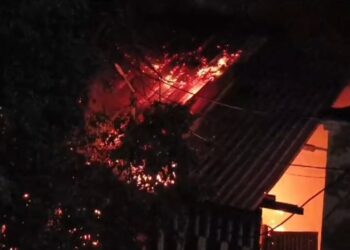 धनबाद स्टेशन स्थित कैरेज एंड वेगनआर के दफ्तर व स्टोर में लगी आग,मची अफरा तफरी,शॉर्ट सर्किट से आग लगने की आशंका