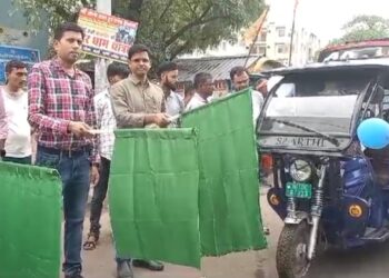 मुख्यमंत्री ग्राम गाड़ी योजना के प्रचार प्रसार हेतु धनबाद DTO ने किया जागरूकता रथ रवाना