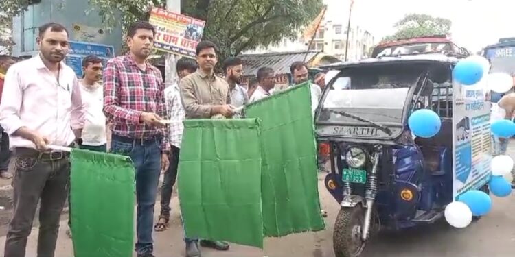 मुख्यमंत्री ग्राम गाड़ी योजना के प्रचार प्रसार हेतु धनबाद DTO ने किया जागरूकता रथ रवाना