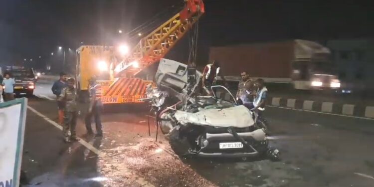 धनबाद में बड़ा सड़क हादसा, हाइवा ने कार में मारी जोरदार टक्कर, कार सवार चार की मौत एक घायल 