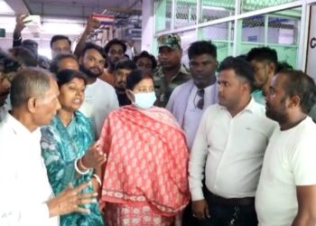देर रात बरवाअड्डा में सड़क दुर्घटना में घायल, मृतक के परिजनों से मिलने SNMMCH पंहुची भाजपा नेत्री रागिनी सिंह
