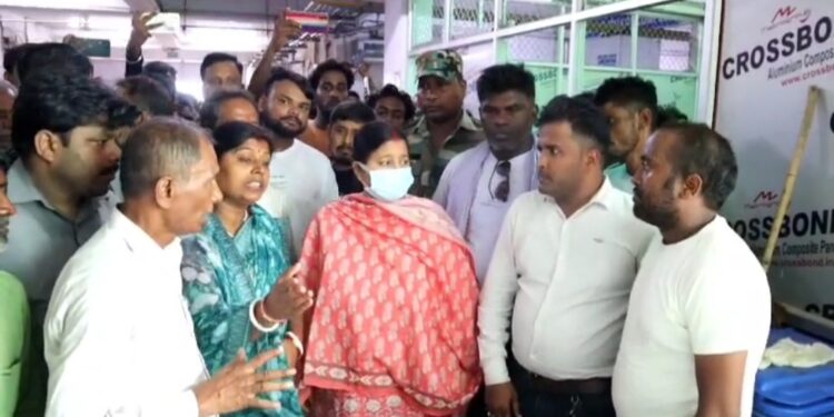 देर रात बरवाअड्डा में सड़क दुर्घटना में घायल, मृतक के परिजनों से मिलने SNMMCH पंहुची भाजपा नेत्री रागिनी सिंह