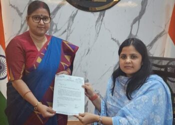 भाजपा नेत्री रागिनी सिंह धनबाद उपायुक्त को पांच सूत्री मांग पत्र शोपी, मांग पूरा होने का मिला आश्वासन 