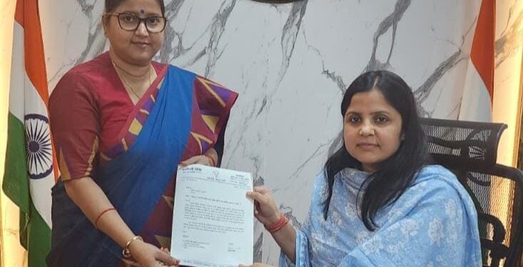 भाजपा नेत्री रागिनी सिंह धनबाद उपायुक्त को पांच सूत्री मांग पत्र शोपी, मांग पूरा होने का मिला आश्वासन 