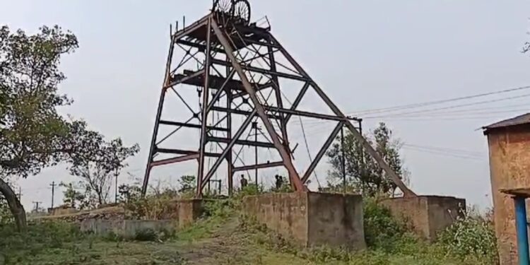 BCCL की खुली चानक में गिरा युवक, 24 घंटे बाद भी नही चला पता, रेस्क्यू टीम का चानक में जाने से किया इंकार