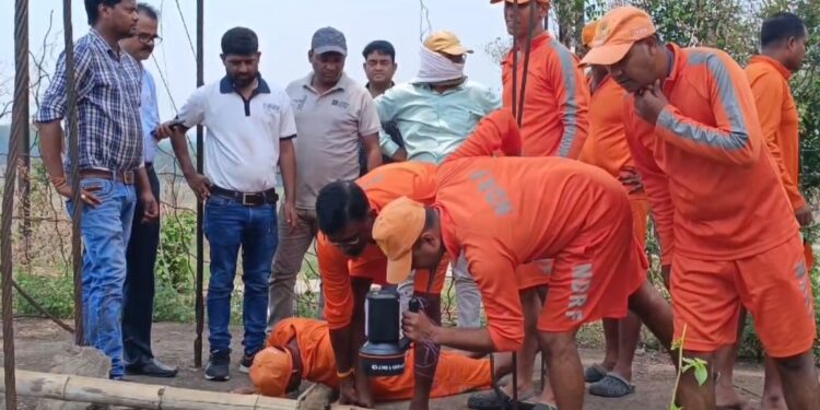 बीसीसीएल के बंद चानक में गिरा युवक को 48 घंटे बाद भी नही निकाला जा सका, निकालने में सुबह से लगी थी एनडीआरएफ की टीम
