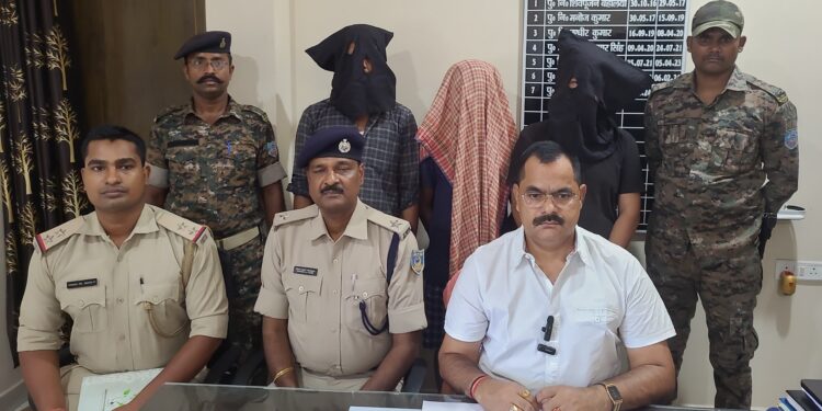 अवैध बालू कारोबार पर पुलिस और खनन विभाग की कार्यवाई, बालू लोड तीन हाइवा, स्कॉट कर रहे दो कर जब्त, तीन गिरफ्तार