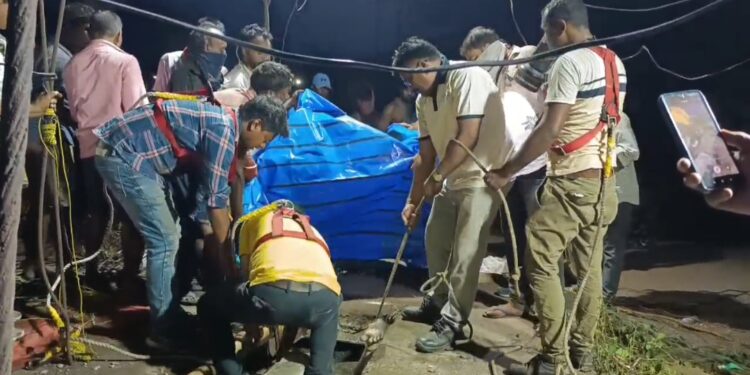 झरिया में ईस्ट भगतडीह BCCL के 9 नंबर बंद चानक में गिरे युवक के शव को 70 घटे बाद माइंस रेस्क्यू की टीम ने निकाला बाहर