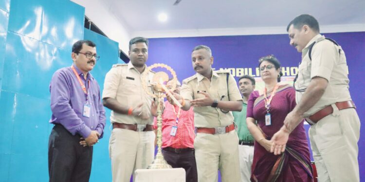 ‘पुलिस की पाठशाला’ में बच्चों को पढ़ाया गया सफलता और अनुशासन का पाठ, नए कानून की भी दी गई जानकारी
