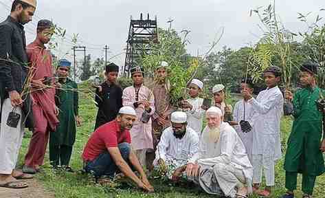 मिशन दस हजार पौधरोपण के तहत झरिया में बच्चों ने लगाया वृक्ष