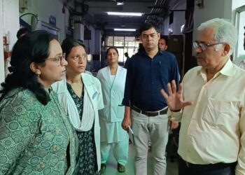 एडीएम लॉ एंड आर्डर ने एसएनएमएमसीएच अस्पताल का किया औचक निरीक्षण
