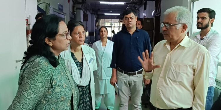 एडीएम लॉ एंड आर्डर ने एसएनएमएमसीएच अस्पताल का किया औचक निरीक्षण