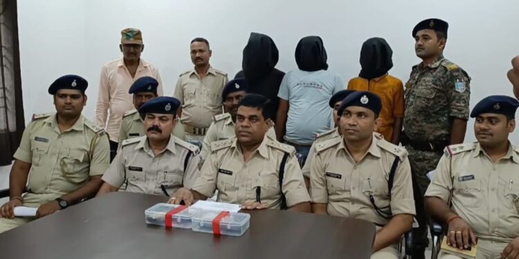 झरिया में तेज कार चलाने से मना करने पर गोली मारने मामले में पुलिस ने 3 आरोपियों किया गिरफ्तार