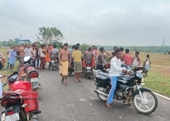 लूट की घटना को अंजाम देकर भाग रहे अपराधियों ने दो लोगो को मारी गोली