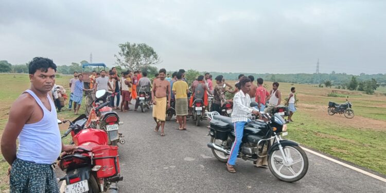 लूट की घटना को अंजाम देकर भाग रहे अपराधियों ने दो लोगो को मारी गोली
