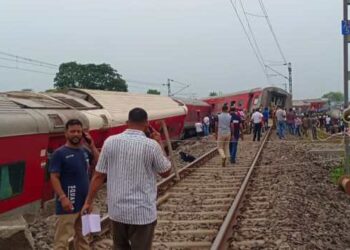 चक्रधरपुर में बड़ा रेल हादसा, हाबड़ा मुंबई एक्सप्रेस की मालगाड़ी से टक्कर, दो की मौत, बीस से अधिक घायल, राहत कार्य जारी