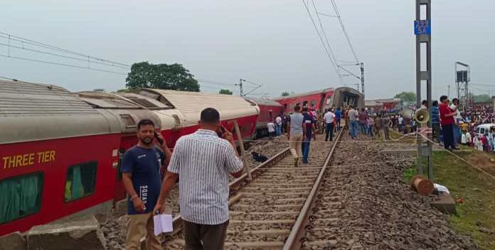 चक्रधरपुर में बड़ा रेल हादसा, हाबड़ा मुंबई एक्सप्रेस की मालगाड़ी से टक्कर, दो की मौत, बीस से अधिक घायल, राहत कार्य जारी