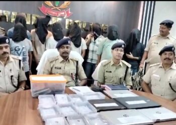 धनबाद पुलिस ने 9 साइबर अपराधी को किया गिरफ्तार, लैपटॉप,मोबाइल सहित अन्य सामान किया बरामद