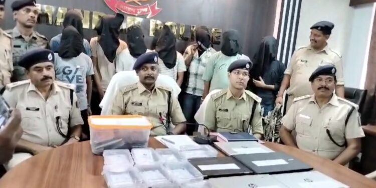 धनबाद पुलिस ने 9 साइबर अपराधी को किया गिरफ्तार, लैपटॉप,मोबाइल सहित अन्य सामान किया बरामद