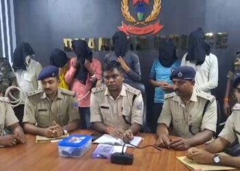 धनबाद के मनियाडीह में पुर्व मुखिया के घर हुई डकैती का पुलिस ने किया उद्भेदन, लूटे गए जेवरात बरामद