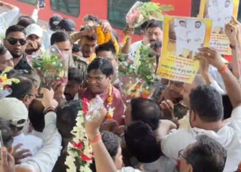 लोकसभा में शपथ ग्रहण के बाद धनबाद पंहुचे सांसद ढुल्लू महतो का स्टेशन में जोरदार स्वागत 