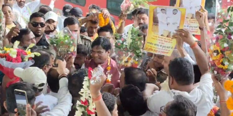 लोकसभा में शपथ ग्रहण के बाद धनबाद पंहुचे सांसद ढुल्लू महतो का स्टेशन में जोरदार स्वागत